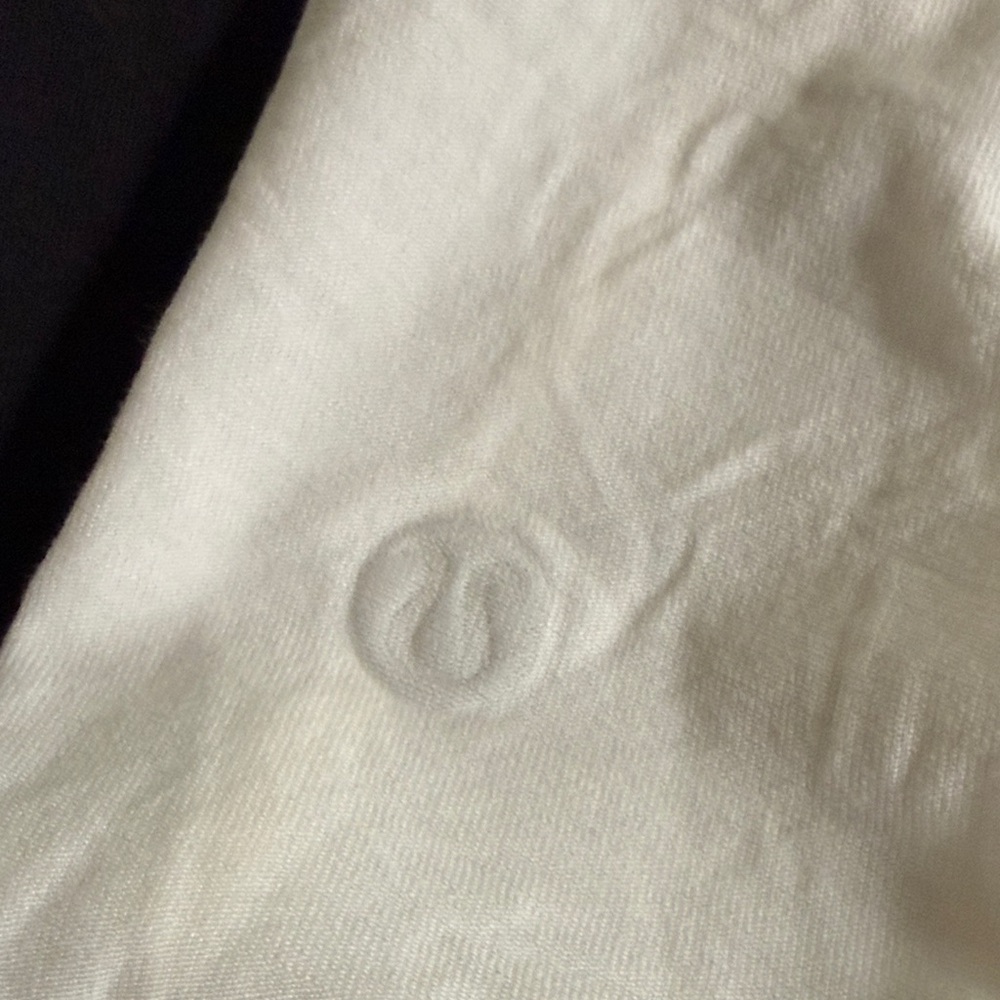2 pcs Lululemon
Love Tank Top
Pleated Back 
 White 1pc
& Black 1pc tank top